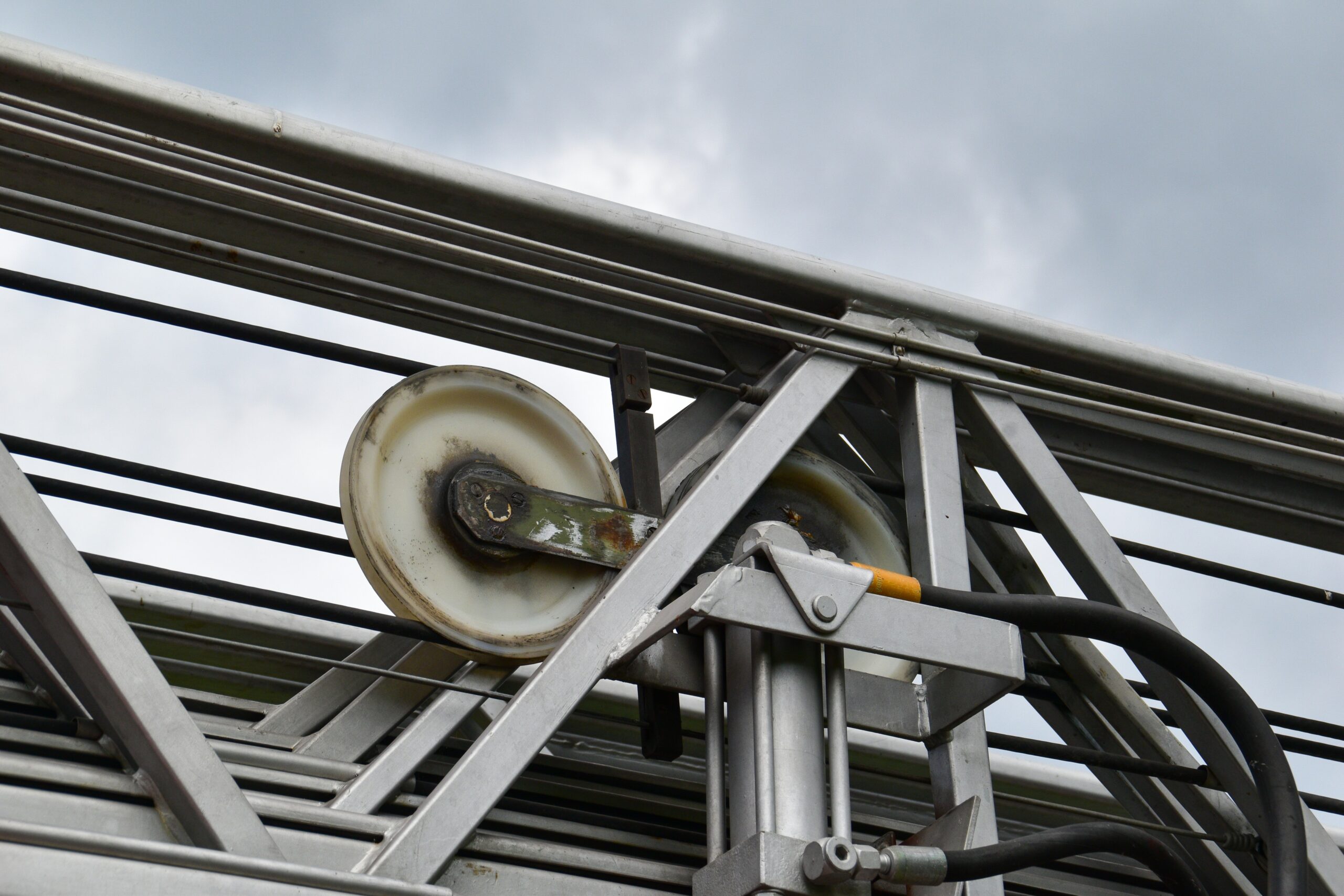 Construction Equipment: Dust Seals for Hydraulic Cylinders in Harsh Sites.